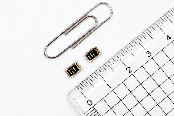 LG Innotek员工正在展示“IoT用低能耗蓝牙模块”。使用该模块可以自由设计产品形状和尺寸，且通信性能出色，可以在多个障碍物之间顺畅传输信号。