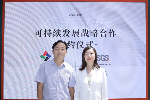 SGS与科一超纤达成可持续发展战略合作，华昌集团科一超纤副总经理武刚先生（左），SGS 时尚与服饰科技服务可持续项目经理黄莉婷女士（右）