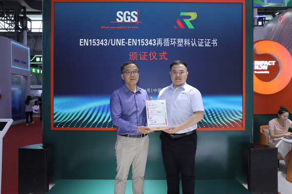 SGS互联与产品事业部高级经理张红佐（左）睿欧启富副总裁顾涛（右）