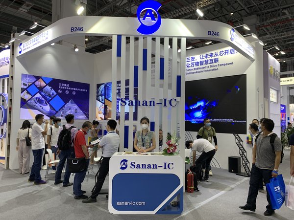 人头攒动的三安集成展台5.2 B246