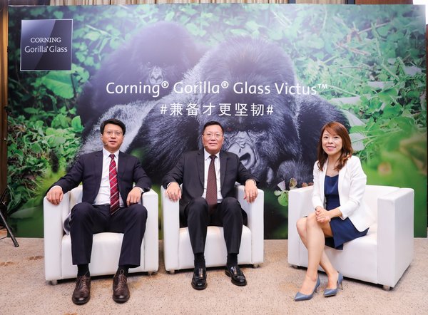 中-康宁大中华区总裁兼总经理 李放；左-康宁大猩猩玻璃中国区销售总监 刘斌