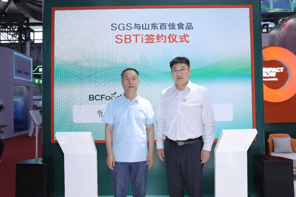 SGS与山东百佳食品的SBTi签约仪式合影：SGS农产食品部中国区副总监 孙绍力（右）、百佳集团中国区质量总监 崔培恩（左）