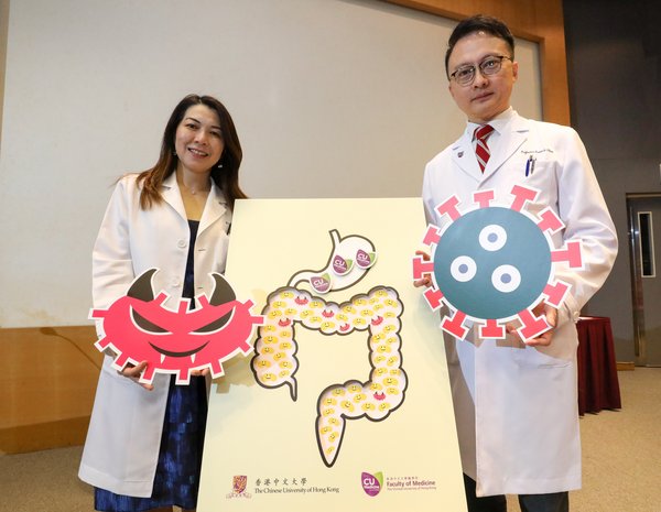 港中大医学院最近利用“总体基因体学”，全球首度发现新冠肺炎患者的肠道内都缺乏一系列益生菌，并以“大数据分析”，成功研发益生菌组合配方，针对肠道微生态失衡的问题。港中大医学院院长兼肠道微生物群研究中心主任陈家亮教授及港中大医学院肠道微生物群研究中心副主任黄秀娟教授 (左)。