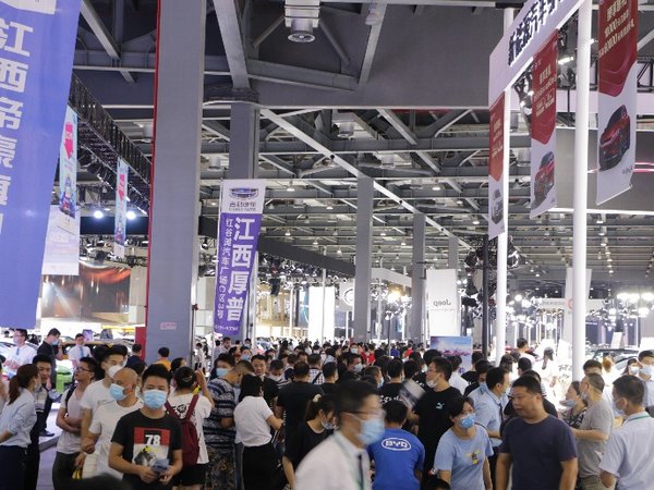 图为南昌国际汽车交易会活动现场人头攒动