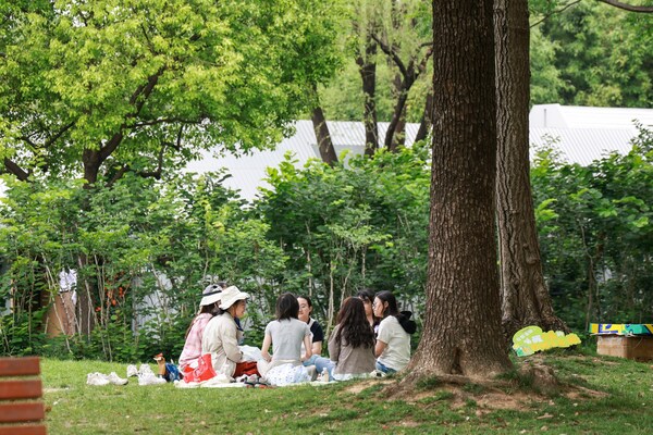 上海场"一日轻户外"活动现场，参与者在大自然中展开一系列趣味互动