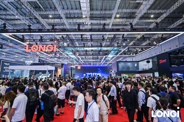 隆基在SNEC2025上正式发布HIBC技术与700W高效光伏组件