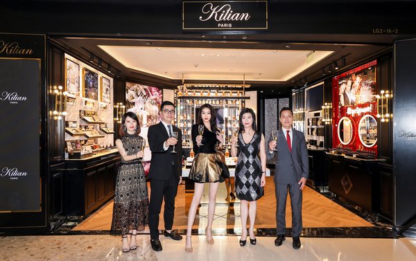 左起：凯利安品牌副总监王佩琳女士、凯利安与馥马尔香水出版社中国区品牌总经理叶汉飞先生、凯利安中国区品牌挚友关晓彤、雅诗兰黛集团总裁樊嘉煜女士、上海ifc国金中心商场总经理黄智晟先生祝酒合影