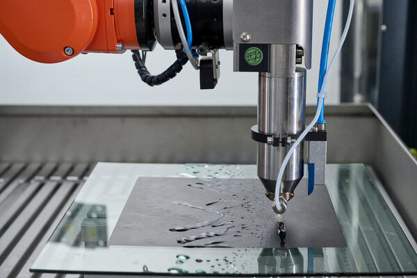 World first HydroPlasma®: Gentle, intensive and efficient removal of stubborn residues, like salt, oil, fingerprints, on glass, metal and plastic surfaces. (Copyright: Plasmatreat GmbH)