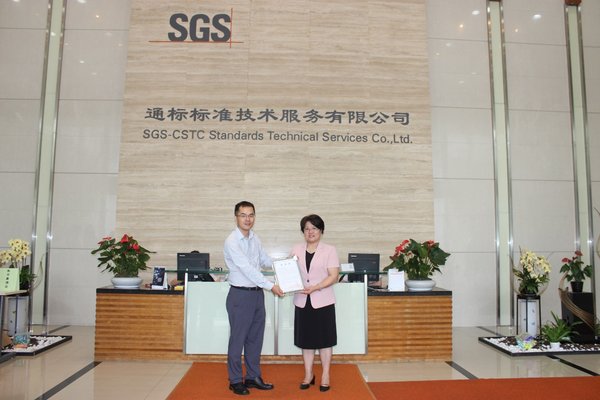 广东省市场监督管理局丘瑞清副局长为SGS通标标准技术服务有限公司华南区总监柯赞贤赠送“感谢信”