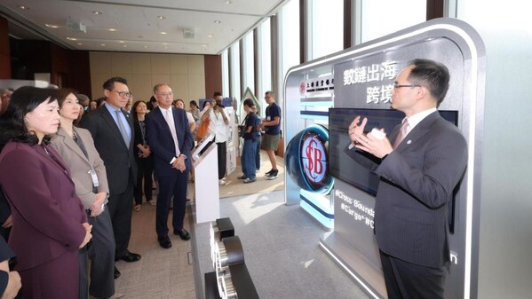 上海商业银行获邀参与金管局数据峰会，展示本行如何透过金融科技，结合贸易及营运数据，为中小企创造竞争优势，全力推动跨境贸易生态圈的发展。