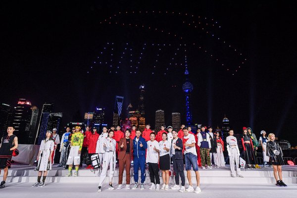 文体界嘉宾莅临发布会（左起关晓彤、朗朗、张继科、邹市明、杨扬、李佳琦、范志毅）