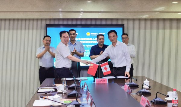 签约仪式现场，左为山东省滨州市信阳县县长刘荩一先生，右为加拿大木业中国区总裁黄华力先生