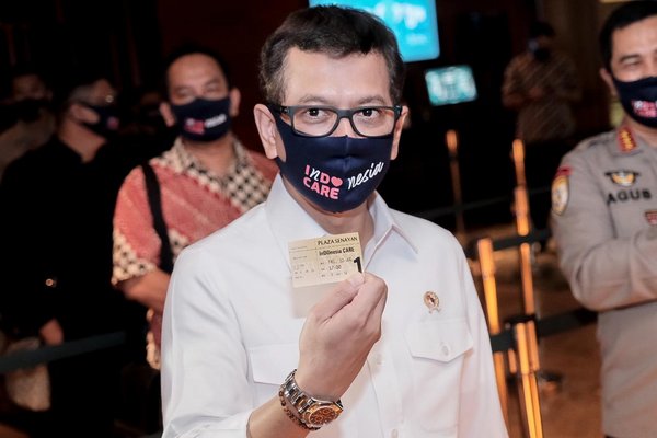 印尼旅游与创意经济部部长/旅游与创意经济局局长维斯努达玛-古素班迪奥(Wishnutama Kusubandio)来到雅加达Senayan广场的XXI Studio电影院