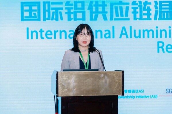 SGS管理与保证事业群可持续发展及供应链服务副总监李蕾女士在国际铝供应链温室气体排放核算与减排路径交流会上进行开幕致辞