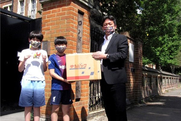 捐赠口罩给日本当地小学