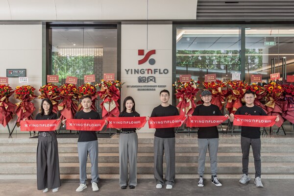 杭州钱江新城毅风酒店开业剪彩（从左至右依次为中国区毅风品牌品牌总监乔磊、杭州毅风酒店总经理冯伟、毅风酒店首席执行官张晓晴、CPA中文播客社区联合发起人艾勇、CPA中文播客社区联合发起人袁宝龙、中国区毅风品牌业务拓展负责人李欣）