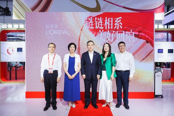 第三届中国国际供应链促进博览会欧莱雅展台开幕仪式