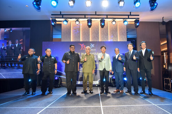 Launch of Birkin International Hotel by (from left to right): Melaka State Secretary YB Dato’ Azhar Bin Haji Arshad, Speaker of the Melaka State Legislative Assembly YB Datuk Wira Haji Ibrahim Bin Durum, Chief Minister of Melaka YAB Datuk Seri Utama Ab Rauf Yusoh, Governor of Melaka TYT Tun Seri Setia Dr. Haji Mohd Ali bin Mohd Rustam, President of YeaShin International Development Co. Ltd. Yao Lien Ti, General Manager of Birkin International Hotel Simon Tan, Member of Taiwan’s Legislative Yuan Chiu Chih-Wei, and New Taipei City Council Member Chen Mingyi.