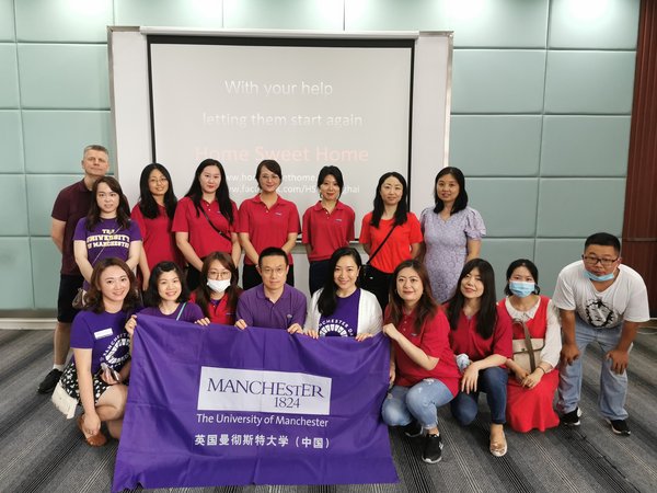 疫情期间，曼大中国中心持续践行社会责任，向当地慈善机构传递援助。