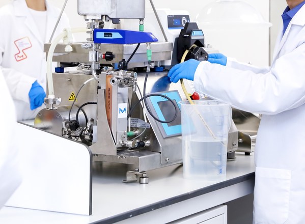 在上海新设立的M Lab™协作中心设有一间综合实验室，提供定制解决方案、验证服务、培训和动手应用，帮助推进药物开发。