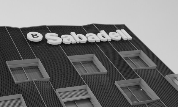 Banco Sabadell携手DXC通过AI驱动的无障碍测试推动普惠金融发展