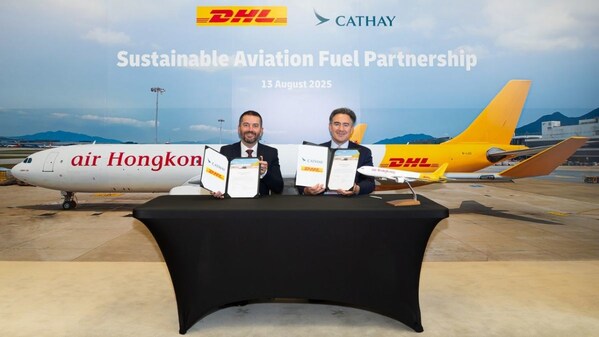 左：DHL快递亚太区网络运营和航空业务高级副总裁巴登斯（Peter Bardens）；右：国泰集团货运总监欧永棠（Tom Owen）