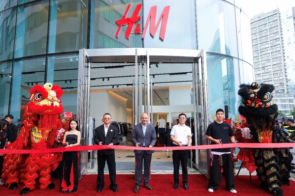 H&M深圳1234space旗舰店举办了盛大的开业剪彩仪式