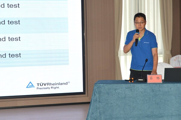 TÜV莱茵大中华区轻工产品服务部门经理薛畅现场培训讲解