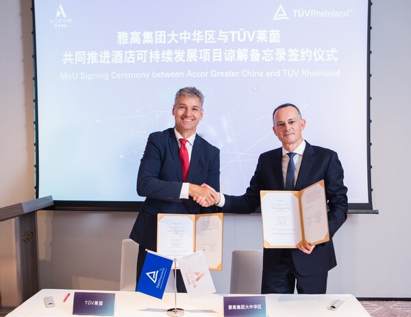 TÜV莱茵客制化服务全球副总裁Kai Hoehmann（左）与雅高大中华区首席运营官乐睿思（Christophe Lauras）签署合作备忘录