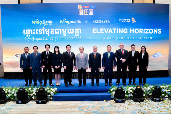 Wing Bank与新加坡航空代表在合作启动仪式上合影留念，共同庆祝全新合作伙伴关系。