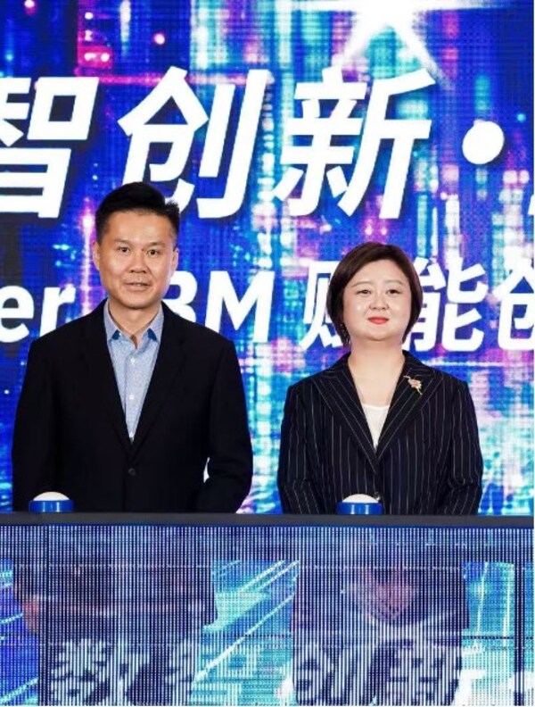 IBM大中华区董事长、总经理陈旭东（左）X-Power总经理兼苏州环球科技总经理黄雅丹（右)