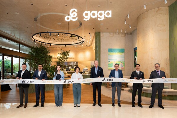gaga澳门银河店今日正式开幕，出席嘉宾包括：（左起）gaga品牌市场高级总监唐仕垲先生、「澳門銀河」餐饮部助理高级副总裁颜伟杰先生、gaga合伙人尹君女士、gaga行政总裁冯敏女士、银河娱乐集团首席营运总监（澳门）祁嘉杰先生、银河娱乐集团餐饮部高级副总裁陈祥麟先生、gaga营运管理副总经理周爱军先生及「澳門銀河」餐饮部助理副总裁梁剑虹先生。