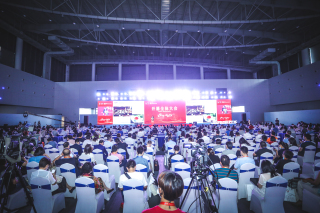 开幕式现场，人山人海