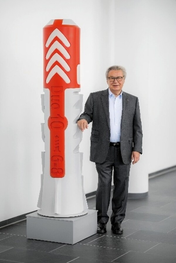 2025年 克劳斯·费舍尔（Klaus Fischer）教授与DuoPower尼龙锚栓合影。8月17日，克劳斯·费舍尔（Klaus Fischer）教授将庆祝他的75岁生日，同时也是他在慧鱼集团服务50周年、担任总经理45周年的重要时刻。