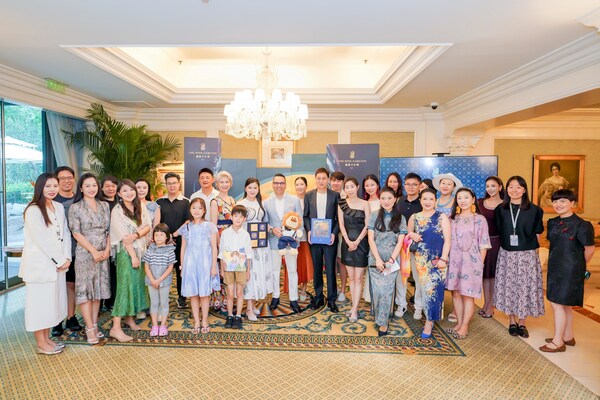 北京丽思卡尔顿酒店"涅槃凤影"艺术展盛大开幕暨艺术家迟首飞联名中秋礼盒发布，演绎味觉与视觉的东方重生之旅