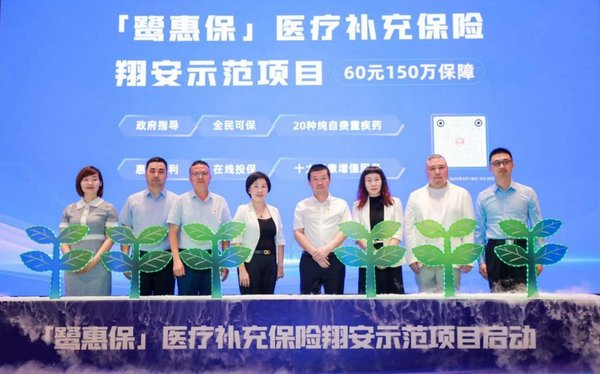 大家财险厦门分公司负责人叶成（右一）代表大家保险出席启动仪式
