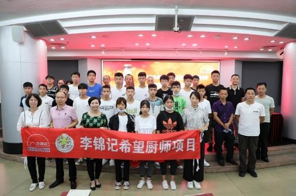 招生小组与候选学生、家长合照留念