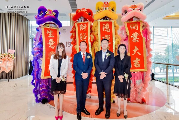 （顺序从左到右）武汉恒隆广场服务式公寓总经理王君女士、辉盛国际中国华北、华东、华中区区域总经理Michael Tam先生、武汉恒隆广场副总经理叶宇岸先生、恒隆地产内地住宅及服务式公寓副总经理王莉女士