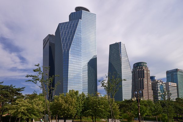 Yeouido where a Seoul International Financial Office(SIFO) is located, is a financial mecca of Korea. Over 640 financial companies and institutions are based in Yeouido.