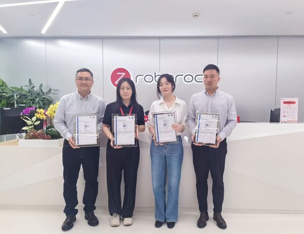 TÜV南德与石头科技双方代表颁证合影