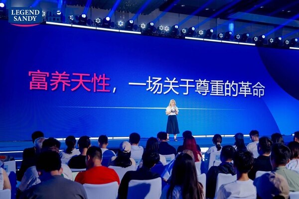 发布会现场，蓝氏品牌总经理付乐讲解品牌升级理念
