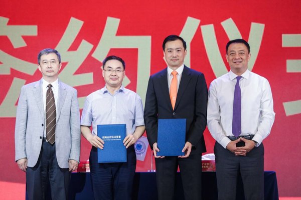（从左至右：中国人民解放军总医院唐杰教授；中国医师协会超声医师分会会长何文教授；西门子医疗大中华区超声事业部总经理马进先；西门子医疗大中华区总裁王皓）