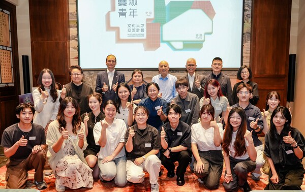 一众嘉宾与第四届“双城青年文化人才交流计划”的参与学生在故宫博物院齐聚一堂，展开深入交流。
