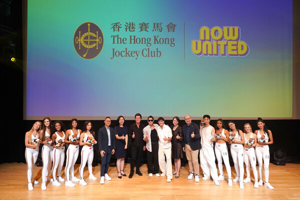 XIX Entertainment创始人Simon Fuller（左八）、香港特别行政区政府旅游事务专员张冯泳萍（右七）、香港特别行政区政府旅游事务副专员朱瑞雯（左七）、马会客户策略、体验及创新事务执行总监侯德洋（左六）、马会公司事务执行总监谭志源（右六）、香港赛马会“星动策展大使”郭富城（中）与Now United成员合影。