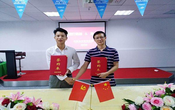 签约现场：（左）杭州随便打智能科技有限公司董事长赵青霖；（右）杭报集团看看浙江网总裁、高云会全国理事会会长谢小聪