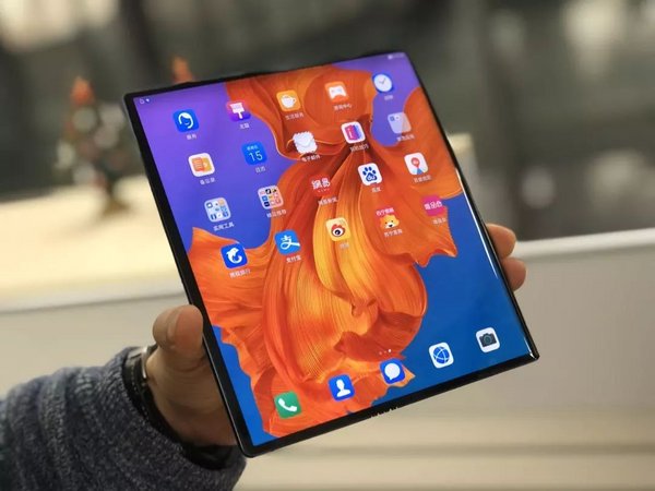 搭载京东方第六代柔性AMOLED显示屏的华为Mate X手机（图片来源：京东方官微）