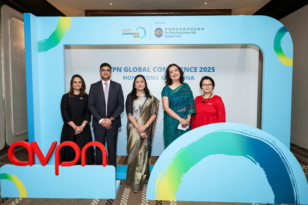 (L-R) Dhun Davar - AVPN项目总监兼副首席执行官， Abhishek Lakhtakia博士- Adani Foundation首席执行官， Priti Adani博士- Adani Foundation主席， Naina Subberwal Batra - AVPN首席执行官， Patsian Low - AVPN市场总监兼副首席执行官