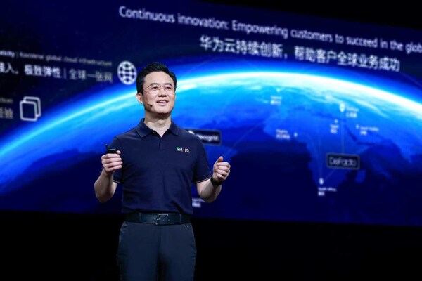 华为高级副总裁、华为云全球Marketing与销售服务总裁杨友桂