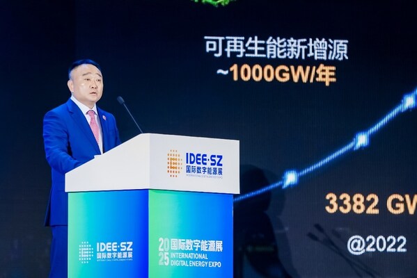 华为公司副总裁、华为数字能源全球营销服体系总裁周建军发表主题演讲
