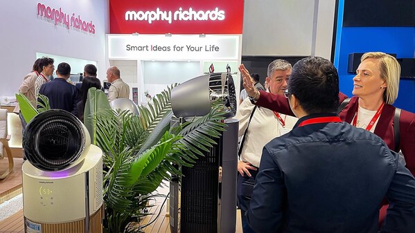 参观者在2025柏林国际消费电子展上体验摩飞电器全季气候旗舰产品